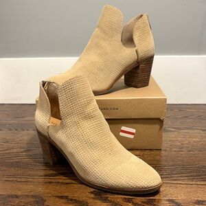 Lucky Brand Beige Textured Cutout Ankle Booties